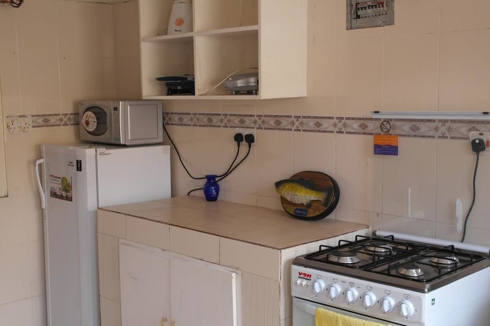 Fridge, cookware/dishes/utensils