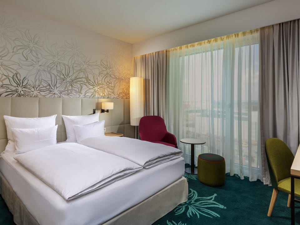 Classic Room, 1 Queen Bed | 1 bedroom, hypo-allergenic bedding available, in-room safe, desk