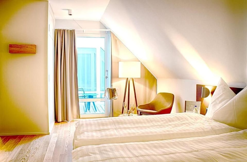 Hypo-allergenic bedding available, in-room safe, desk, WiFi (free)