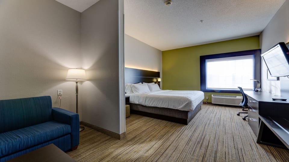 Hypo-allergenic bedding, in-room safe, desk, laptop workspace