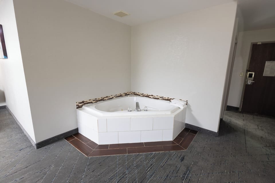 King Whirlpool Suites | Laptop workspace, iron/ironing board, free WiFi, bed sheets