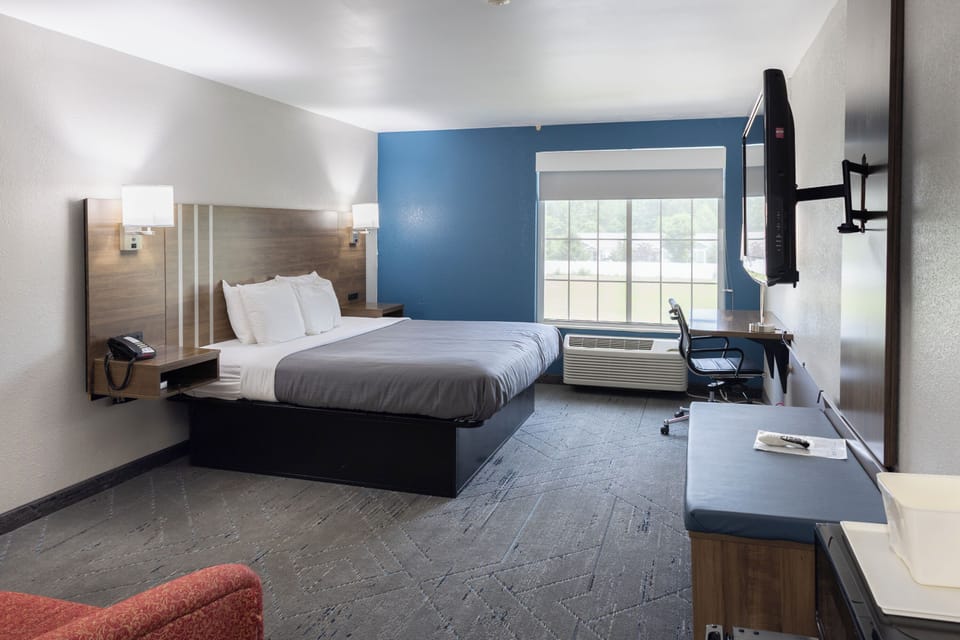 Standard Room, 1 King Bed | Laptop workspace, iron/ironing board, free WiFi, bed sheets