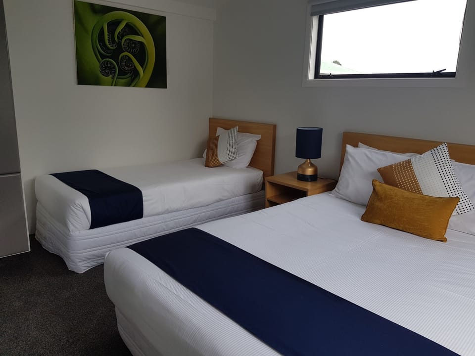 Motel Family Rooms with Queen - 2 Bedrooms | Free WiFi, bed sheets