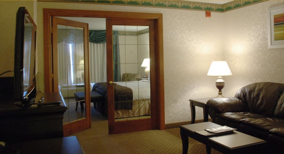 Suite, 1 Bedroom, Fireplace (Not Pet Friendly) | Blackout drapes, iron/ironing board, free cribs/infant beds
