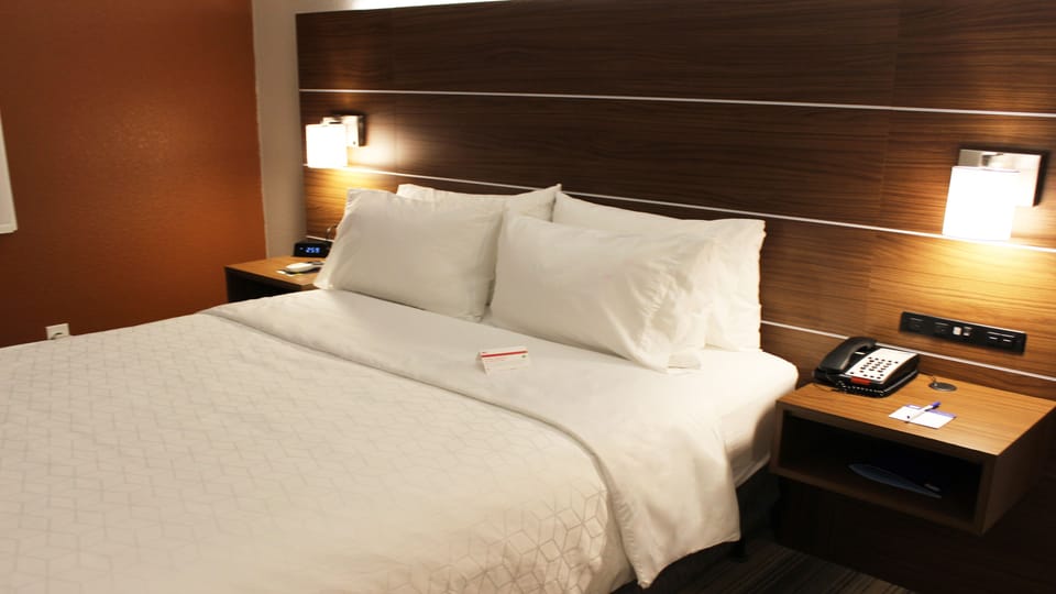 Standard Room, 1 Queen Bed, Accessible Bathtub (Communications) | Desk, iron/ironing board, free cribs/infant beds, free rollaway beds