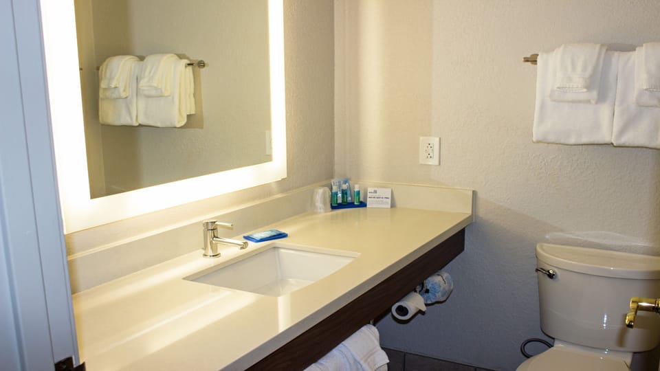 Combined shower/tub, hair dryer, towels