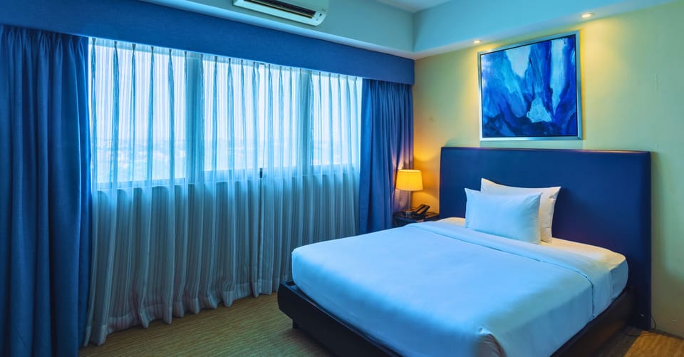 Deluxe Room with One Queen Bed | Desk, free WiFi, bed sheets