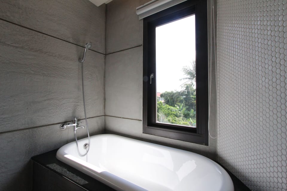 Combined shower/tub, rainfall showerhead, free toiletries, hair dryer