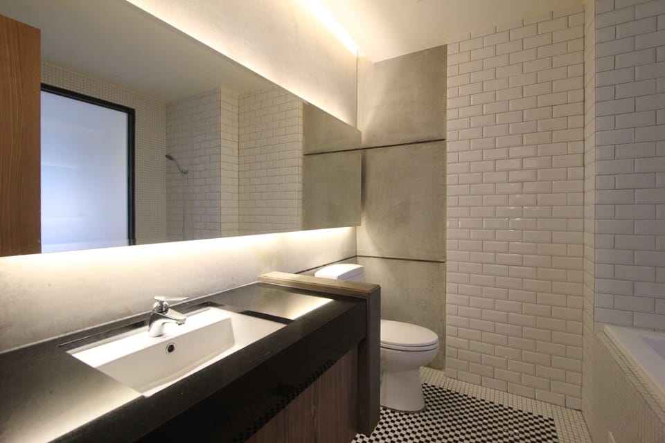 Combined shower/tub, rainfall showerhead, free toiletries, hair dryer