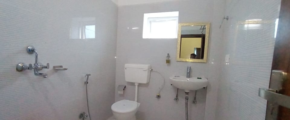 Room, Non Smoking | Bathroom | Shower, towels