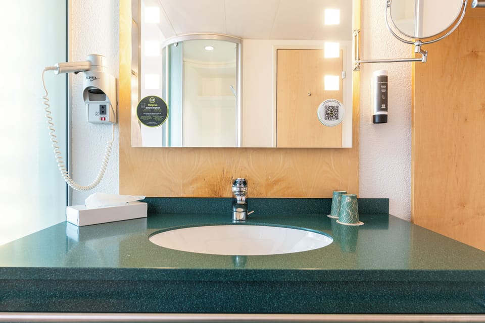 Premium bedding, in-room safe, desk, blackout drapes