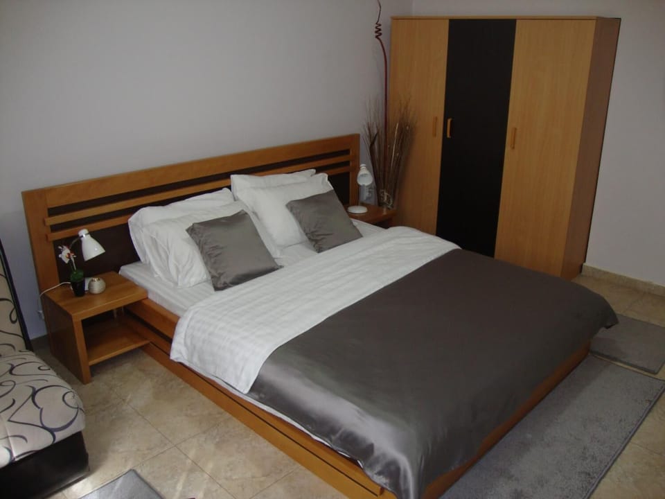 Desk, free cribs/infant beds, rollaway beds, free WiFi