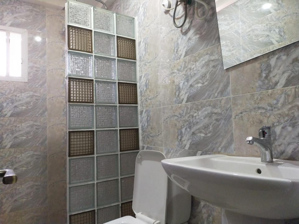 Shower, rainfall showerhead, free toiletries, bathrobes
