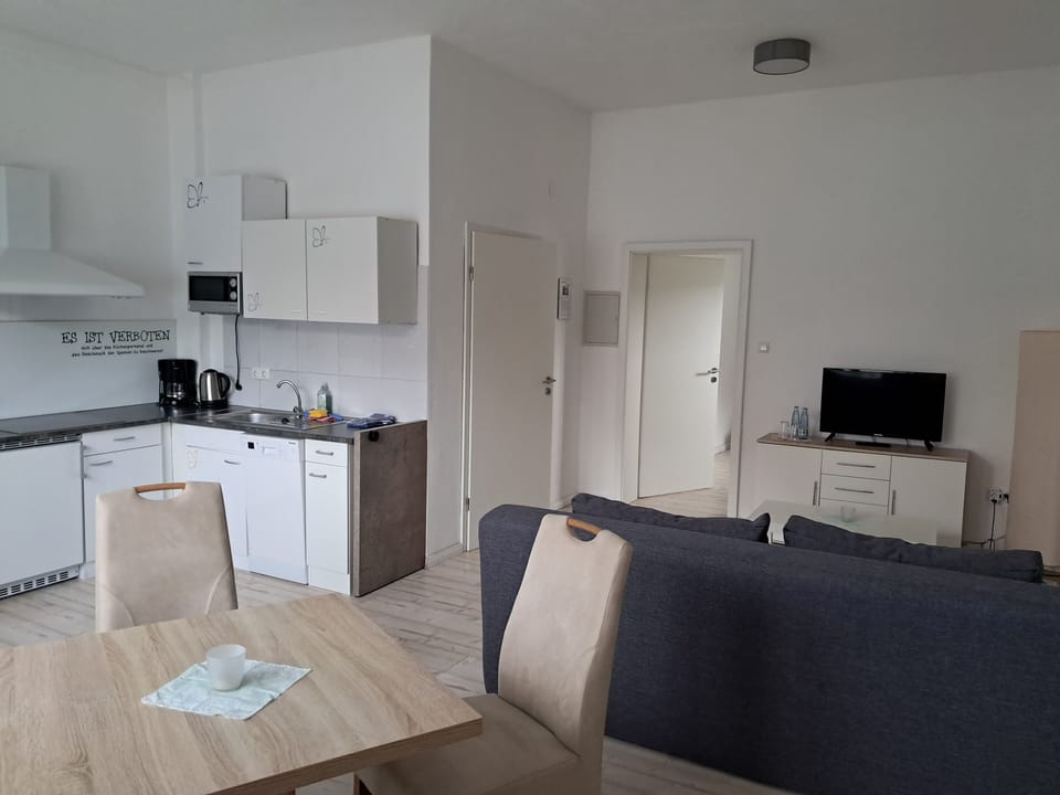 Apartment (2) | Living area | 80-cm flat-screen TV with satellite channels, TV