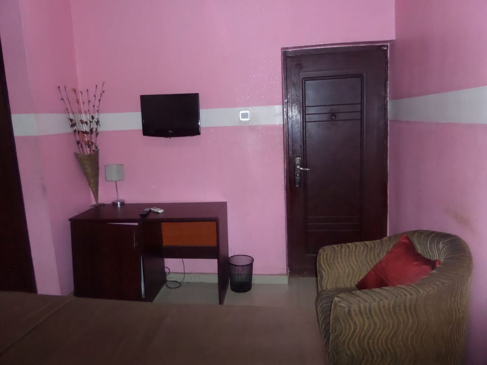Standard Room, 1 Double Bed, Non Smoking | In-room safe, desk, bed sheets