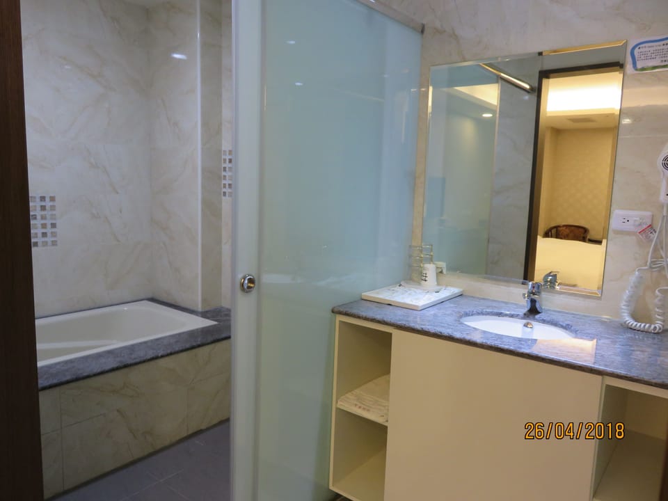 Business Triple Room, Multiple Beds, Accessible, Non Smoking | Bathroom sink
