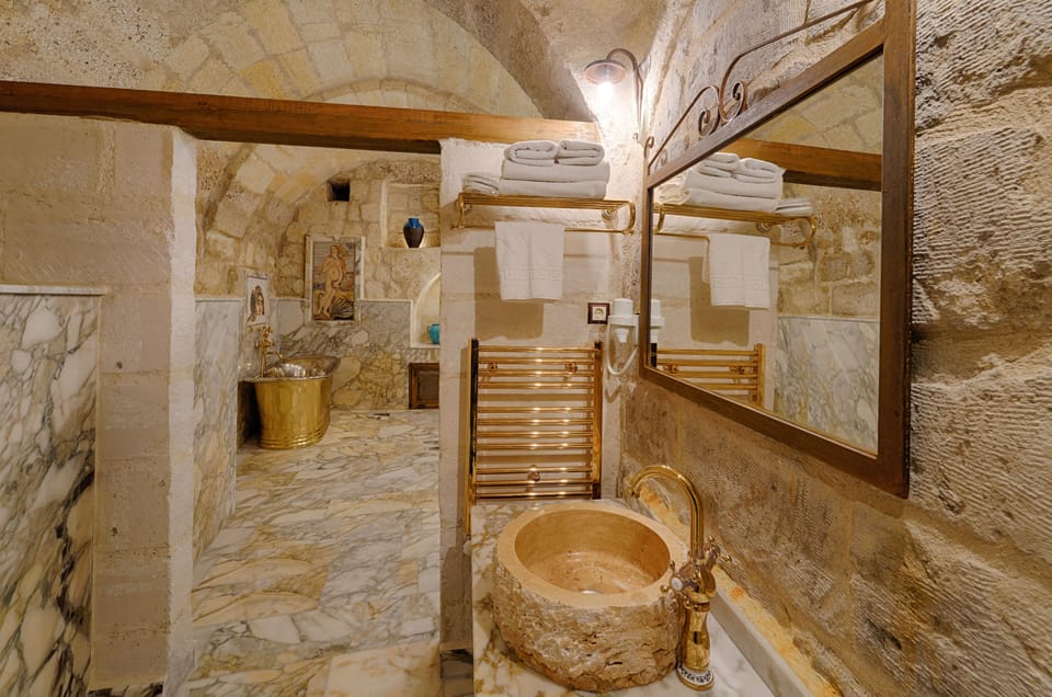 King Suite | Bathroom | Free toiletries, hair dryer, slippers, towels
