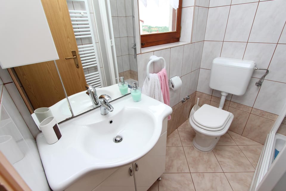 Apartment, 1 Bedroom | Bathroom | Shower, hair dryer, towels