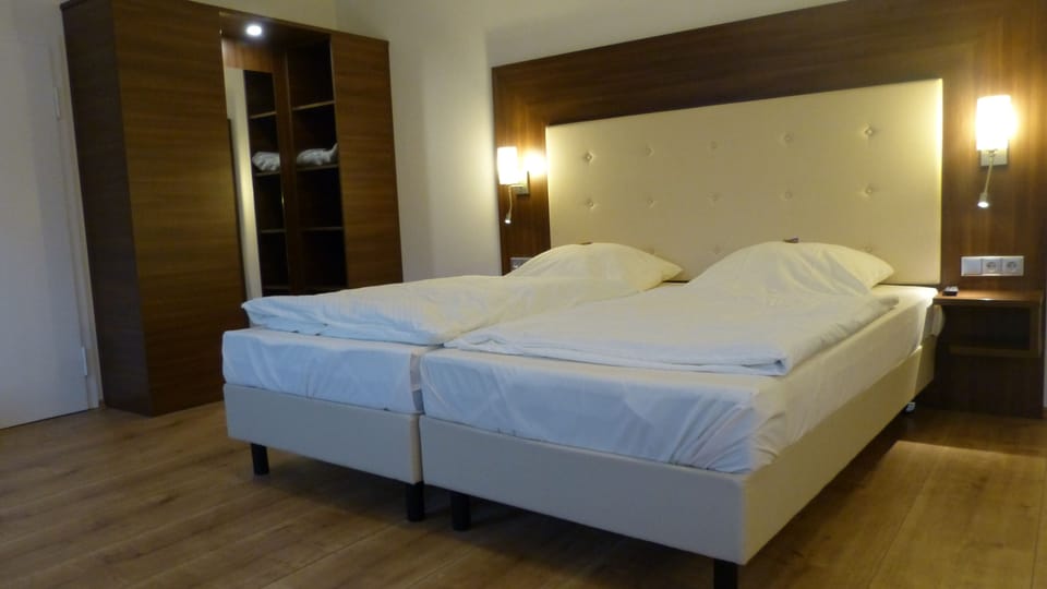 Superior Double Room | Desk, blackout drapes, free WiFi