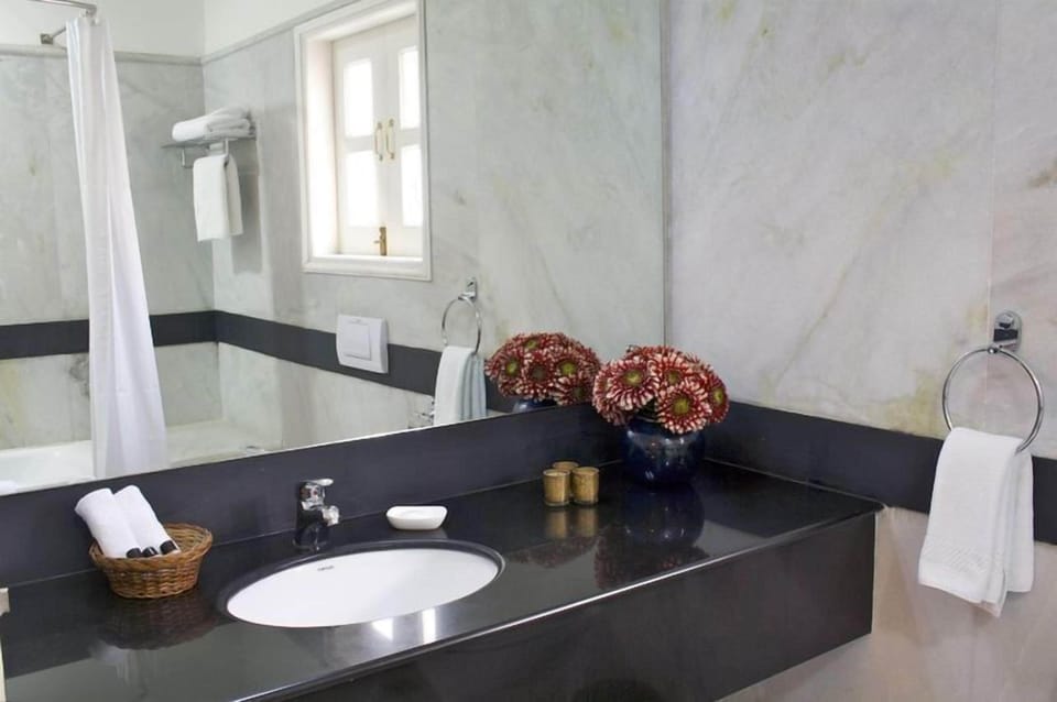 Combined shower/tub, free toiletries, hair dryer, towels