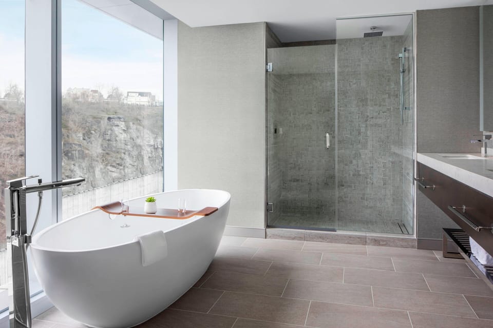 Hydromassage showerhead, free toiletries, hair dryer, towels