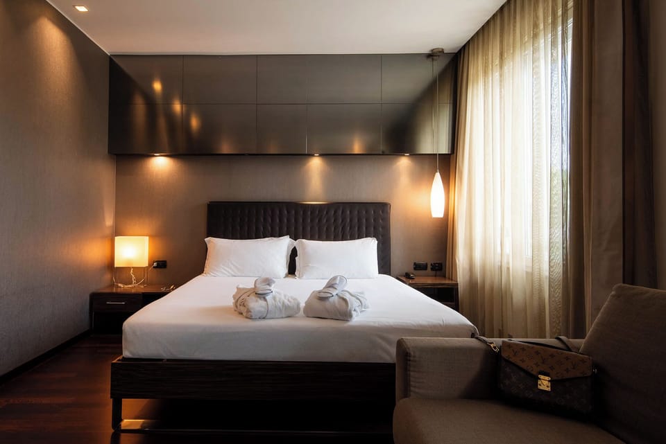 Executive Room | Minibar, in-room safe, desk, soundproofing