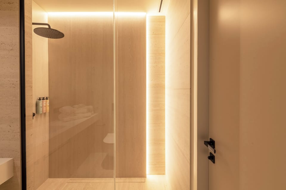 Deluxe Suite, Hot Tub | Bathroom shower