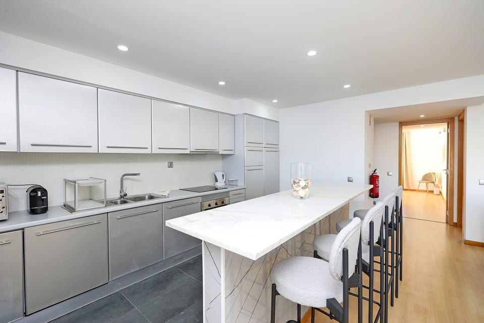 Full-size fridge, microwave, oven, stovetop