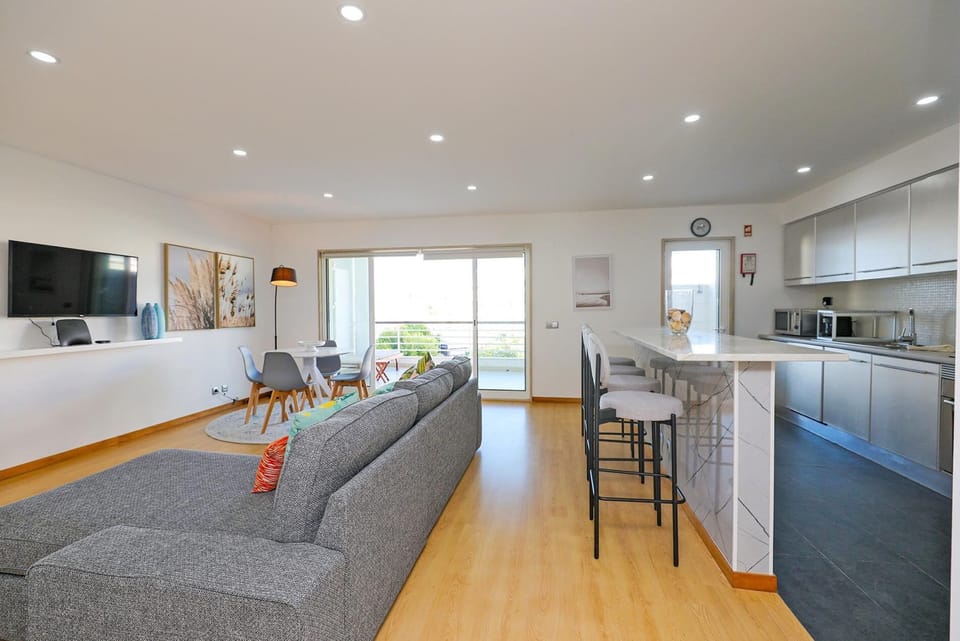 Full-size fridge, microwave, oven, stovetop