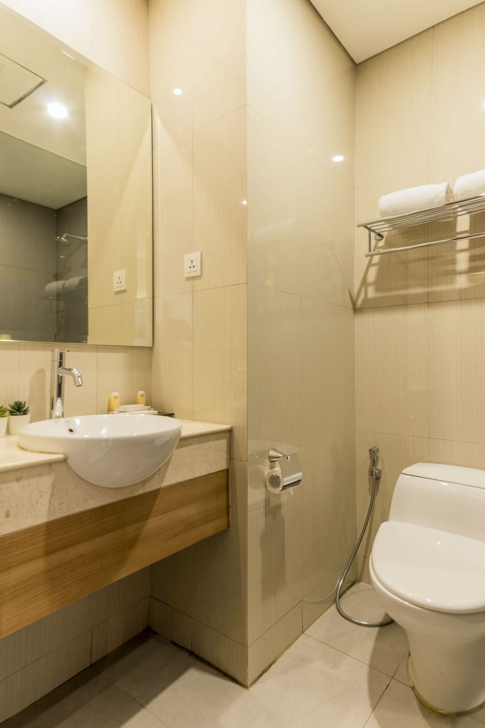 Free toiletries, slippers, bidet, towels
