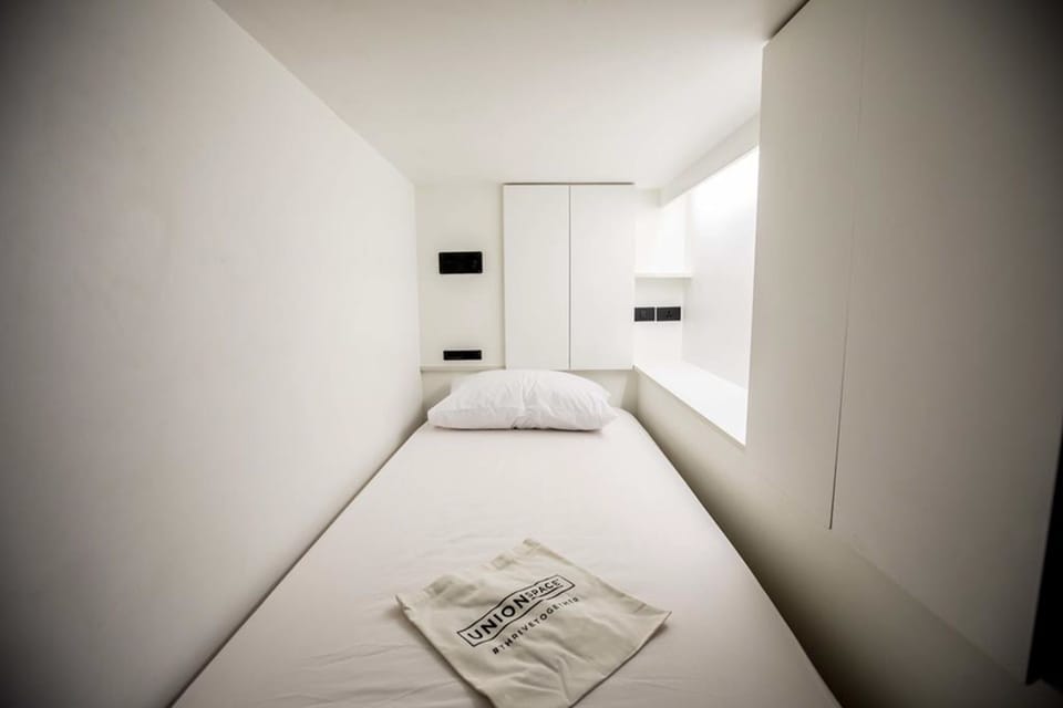 Capsule with Shared Bathroom | Free WiFi