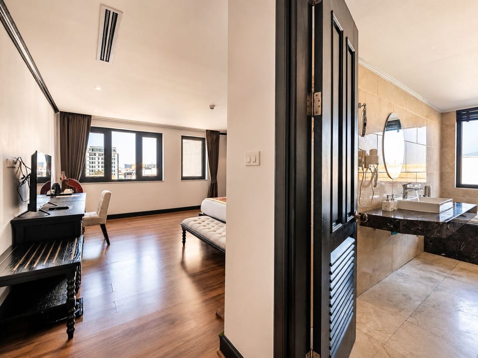 Superior Double Room | Bathroom | Shower, hair dryer, bathrobes, towels