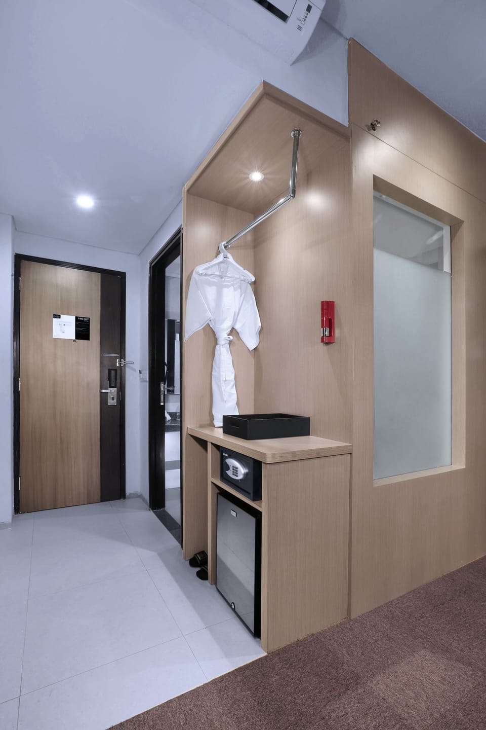 Junior Suite | Desk, bed sheets