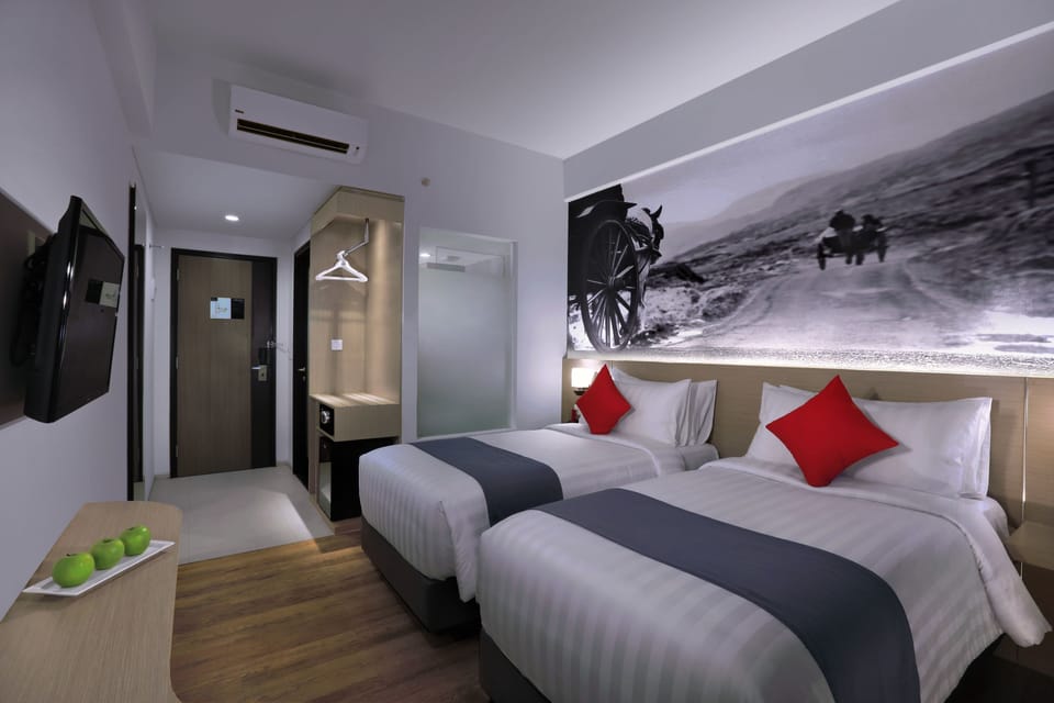 Superior Room | Desk, bed sheets