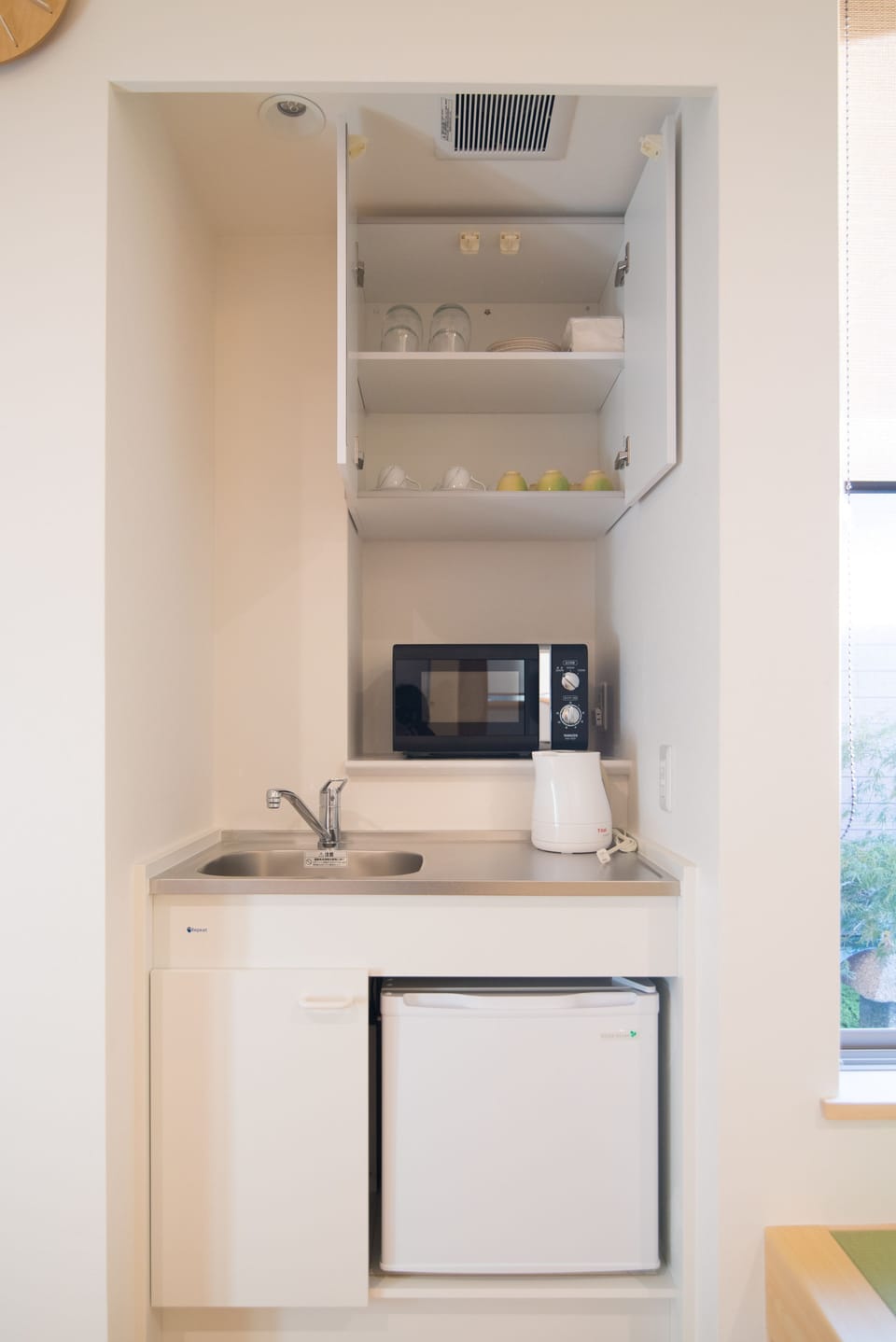 Room1 | Private kitchenette | Fridge, microwave, electric kettle