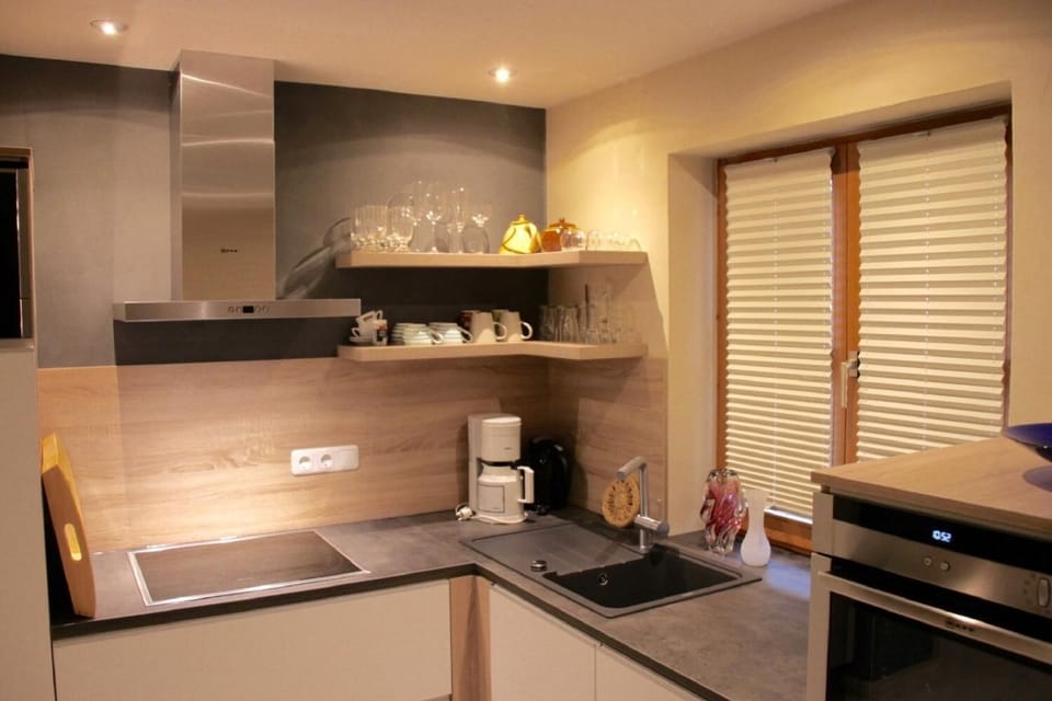 Fridge, oven, stovetop, coffee/tea maker