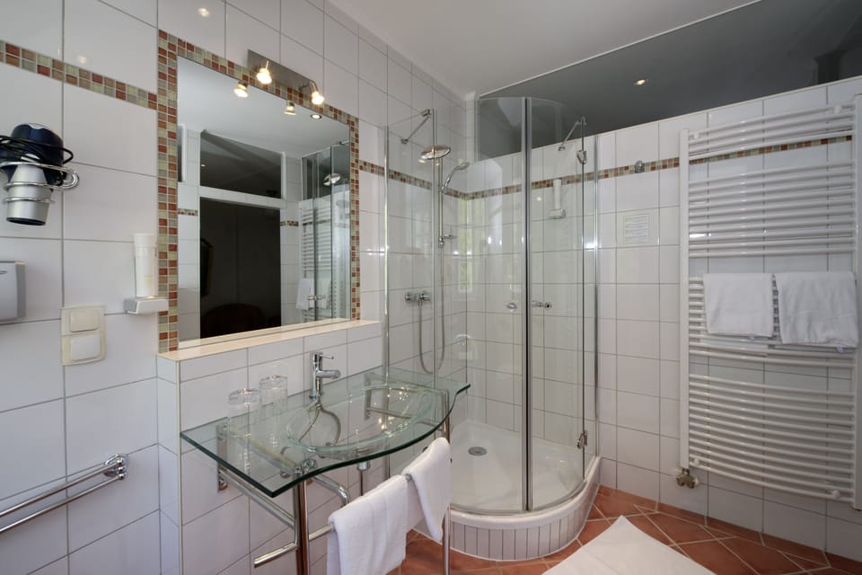 Double Room | Bathroom | Shower, free toiletries, hair dryer, towels