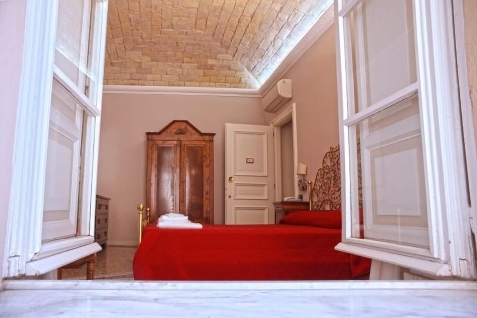 Double Room | 1 bedroom, minibar, in-room safe, desk