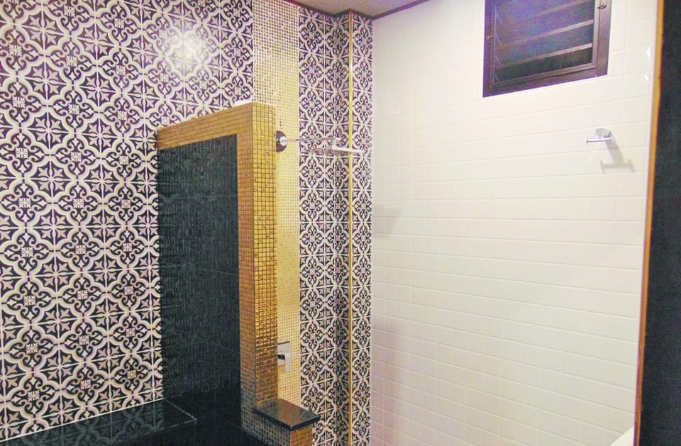 Standard Double Room | Bathroom | Shower, free toiletries, towels