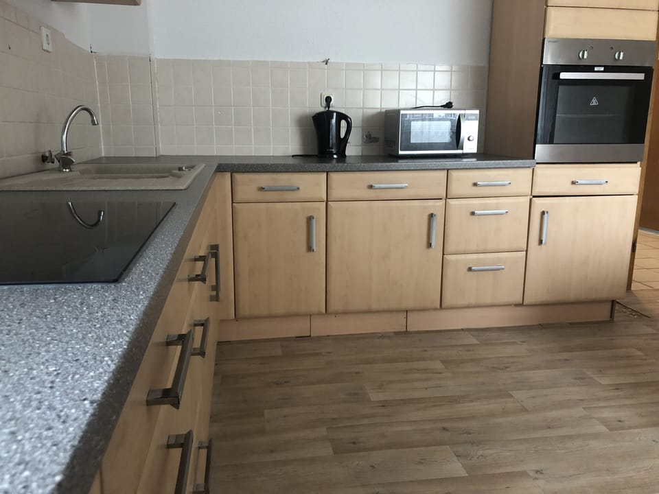 Double Room, Shared Bathroom | Shared kitchen | Shared fridge, microwave, stovetop, cookware/dishes/utensils