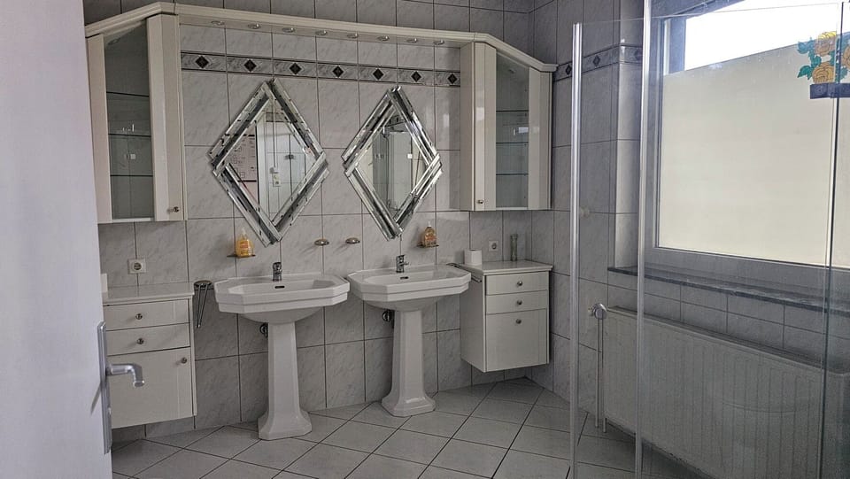 Shower, towels