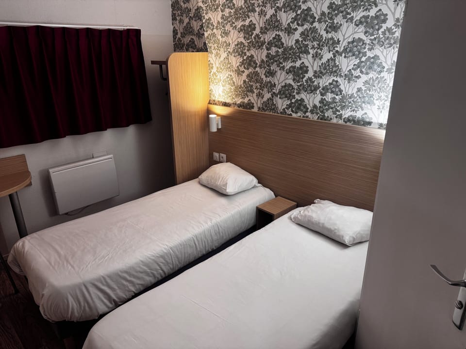 Hypo-allergenic bedding available, desk, WiFi (free), bed sheets