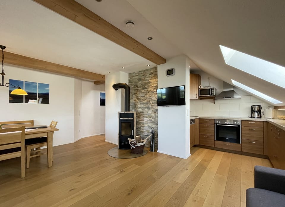 Apartment (Kirschblüten) | Private kitchen | Full-size fridge, microwave, oven, stovetop