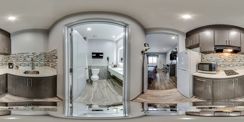 Combined shower/tub, free toiletries, towels