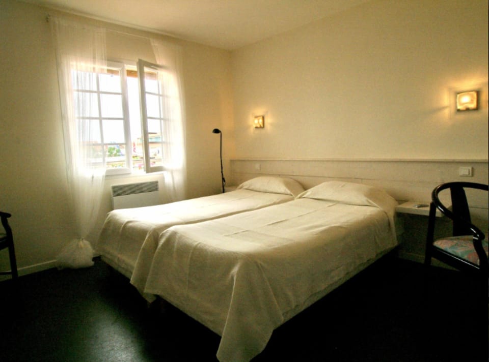 Comfort Twin Room | Desk, blackout drapes, soundproofing, iron/ironing board (on request)