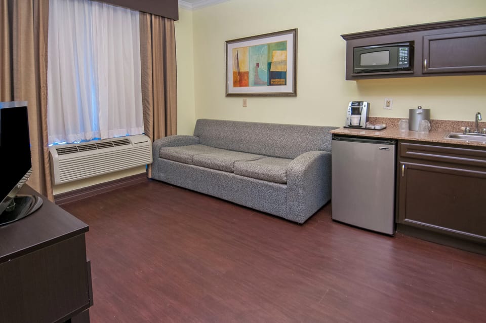 Suite, 1 King Bed | Desk, laptop workspace, iron/ironing board, free cribs/infant beds