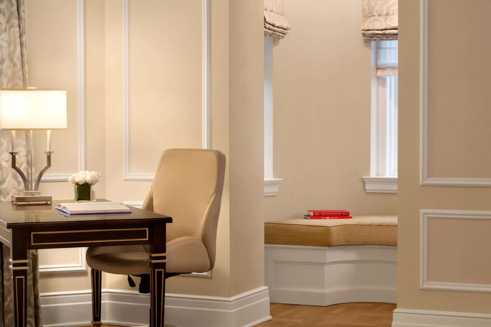 Executive Suite, 1 King Bed | Premium bedding, pillowtop beds, minibar, in-room safe