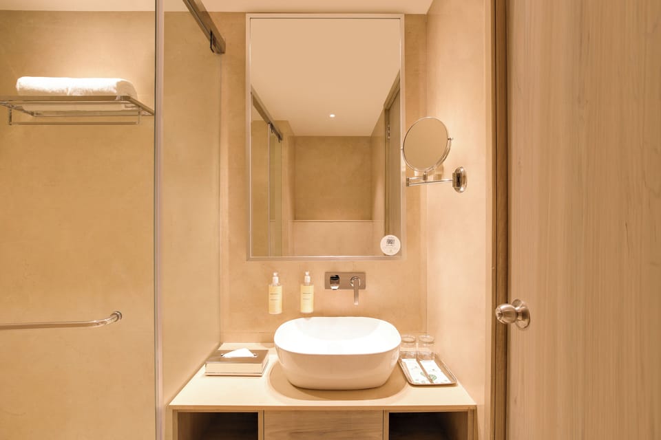 Superior Double Room | Bathroom | Shower, slippers, bidet, towels