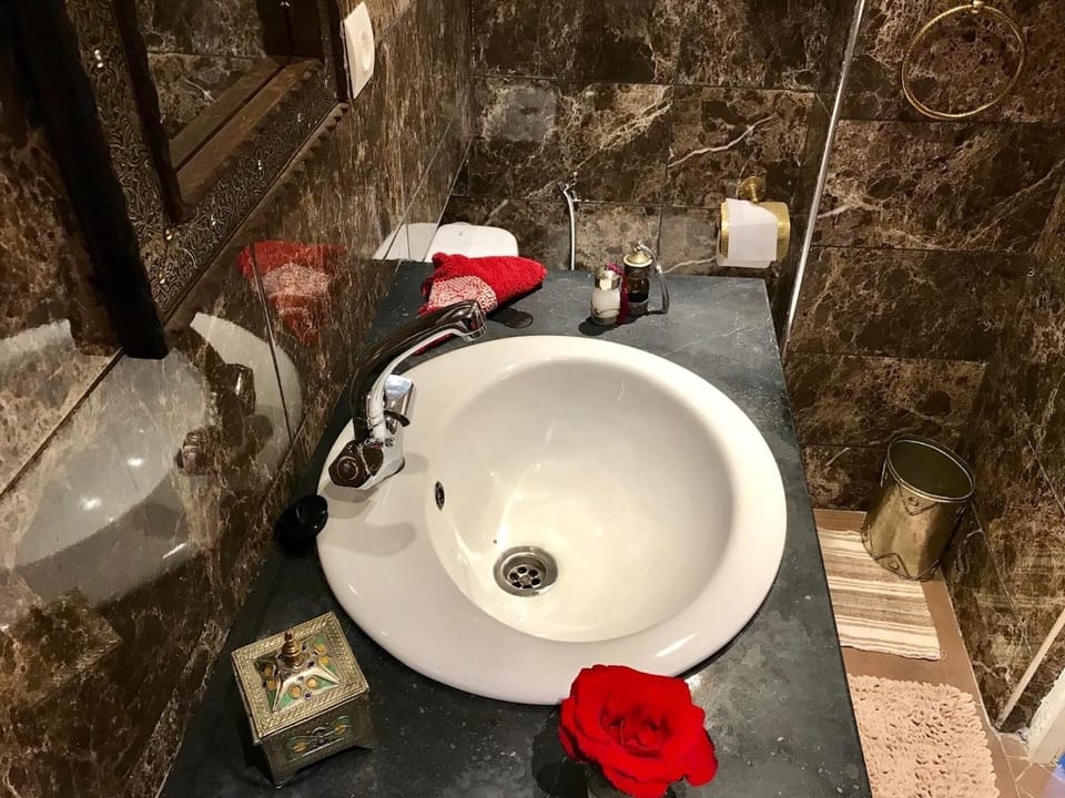 Shower, rainfall showerhead, free toiletries, hair dryer
