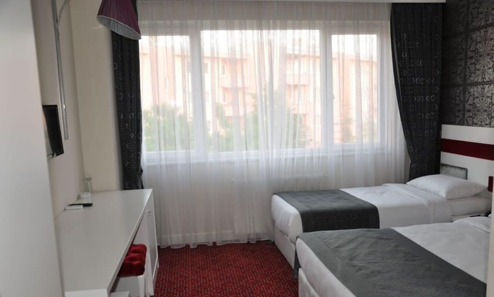 Desk, soundproofing, free cribs/infant beds, free WiFi